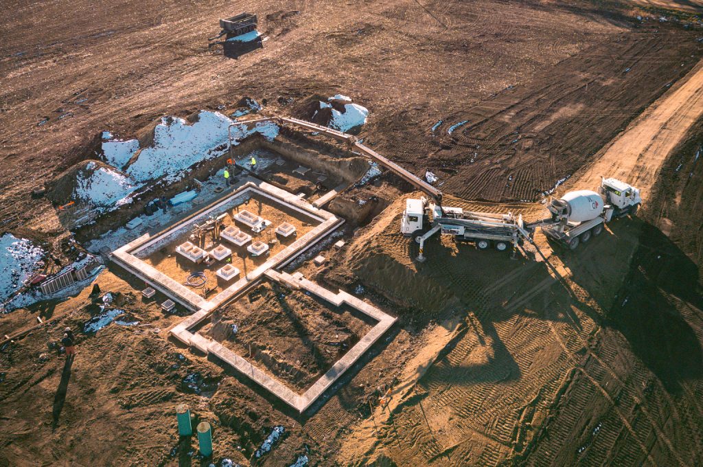 From above, you can see how this build was designed to reduce complexity from the start. A clean four-corner layout minimizes exterior surface area, simplifies airtight detailing, and helps the entire assembly perform more efficiently.